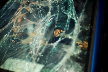 Un niño juega con el