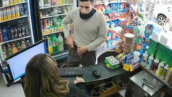 Era policía bonaerense, robó un quiosco en Lanús y lo reconocieron por las cámaras de seguridad