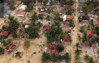 Edificios destruidos y escombros ensucian