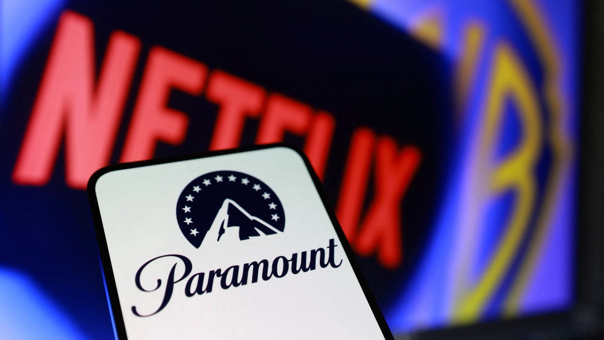 Netflix refuerza su compromiso con Warner Bros, pese a la oferta de Paramount. (REUTERS/Dado Ruvic/Illustration)