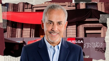 Collage hiperrealista de un hombre sonriente con cabello gris y traje azul. De fondo, el edificio del Nacional Monte de Piedad en huelga con lonas y recortes.
