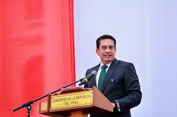 Miguel Torres viste traje oscuro y corbata verde mientras habla en un podio con la leyenda Congreso de la República del Perú