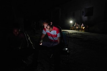 La cobertura de Cubacel presenta interrupciones durante los cortes eléctricos y mantiene inestabilidad tras el regreso de la energía. (REUTERS/Alexandre Meneghini)