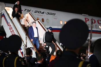 Vadim Krasikov y otros ciudadanos rusos desembarcan de un avión durante una ceremonia de bienvenida en el aeropuerto internacional de Vnukovo en Moscú, Rusia (Sputnik/Mikhail Voskresensky/via REUTERS)