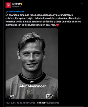 Retrato en blanco y negro del exfutbolista Alex Manninger, un hombre joven de pelo claro y sonrisa sutil, con el logo del Arsenal en su camiseta