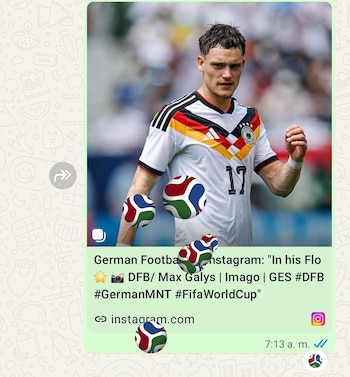 Se pueden reaccionar a mensajes con el balón del Mundial 2026. (Foto: WhatsApp)