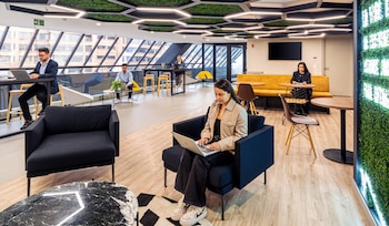 El 91 % de los trabajadores recomienda a Colsubsidio como empleador por los beneficios, oportunidades de crecimiento y sentido de propósito laboral.