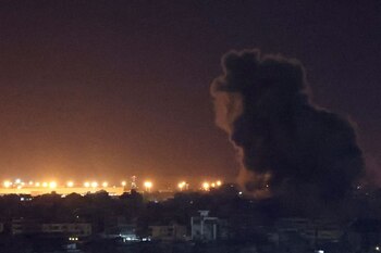 El humo se eleva sobre