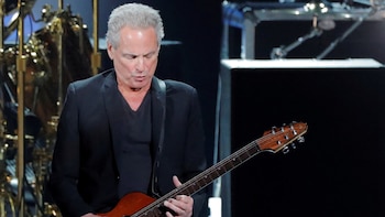“Es mi padre biológico”: la mujer que atacó a Lindsey Buckingham se pronunció tras el incidente