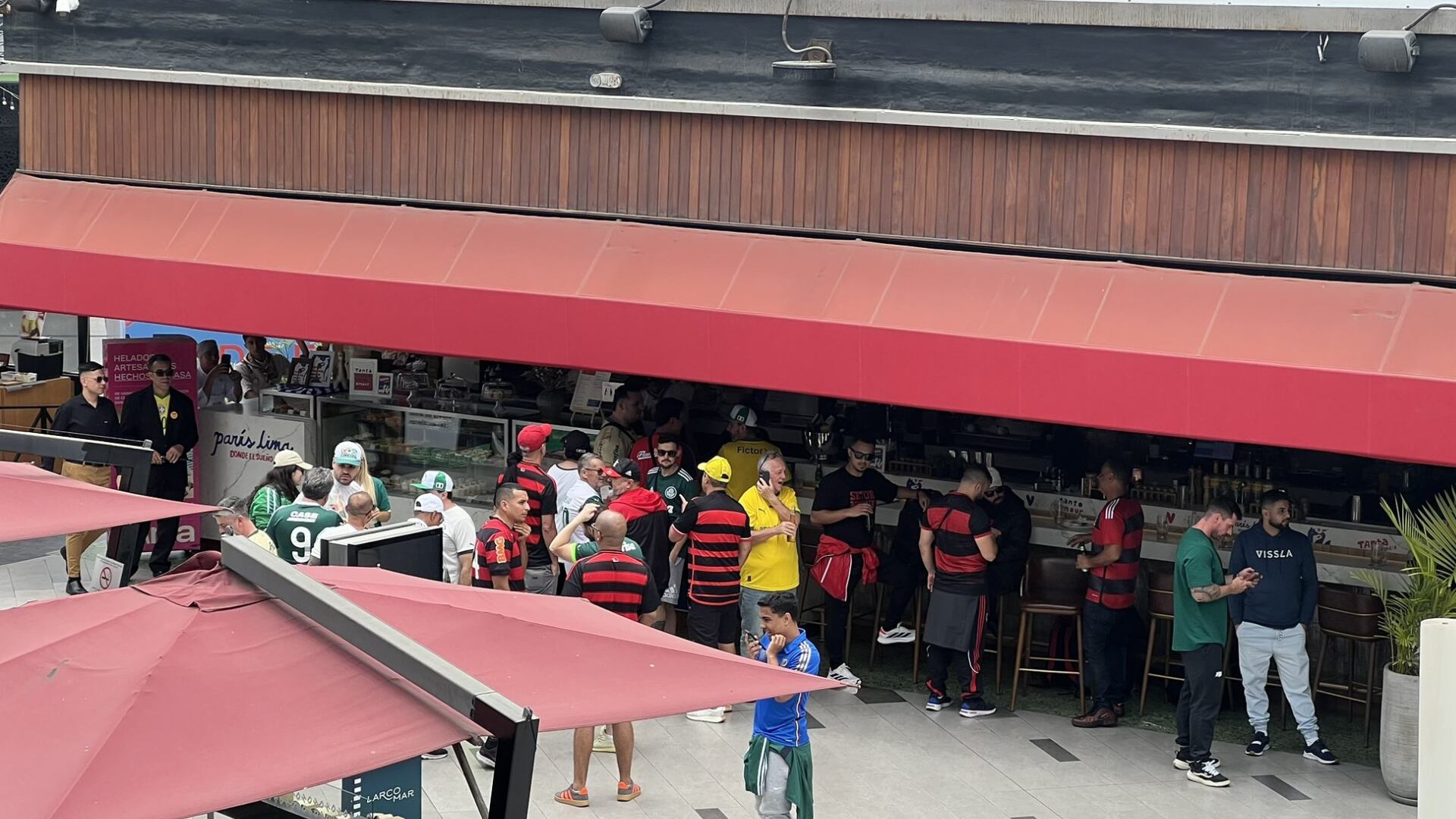 Hinchas de ambos equipos comparten en el Centro Comercial Larcomar. Foto: X Letícia Marques