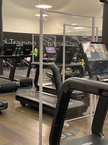 Mámparas entre los aparatos de