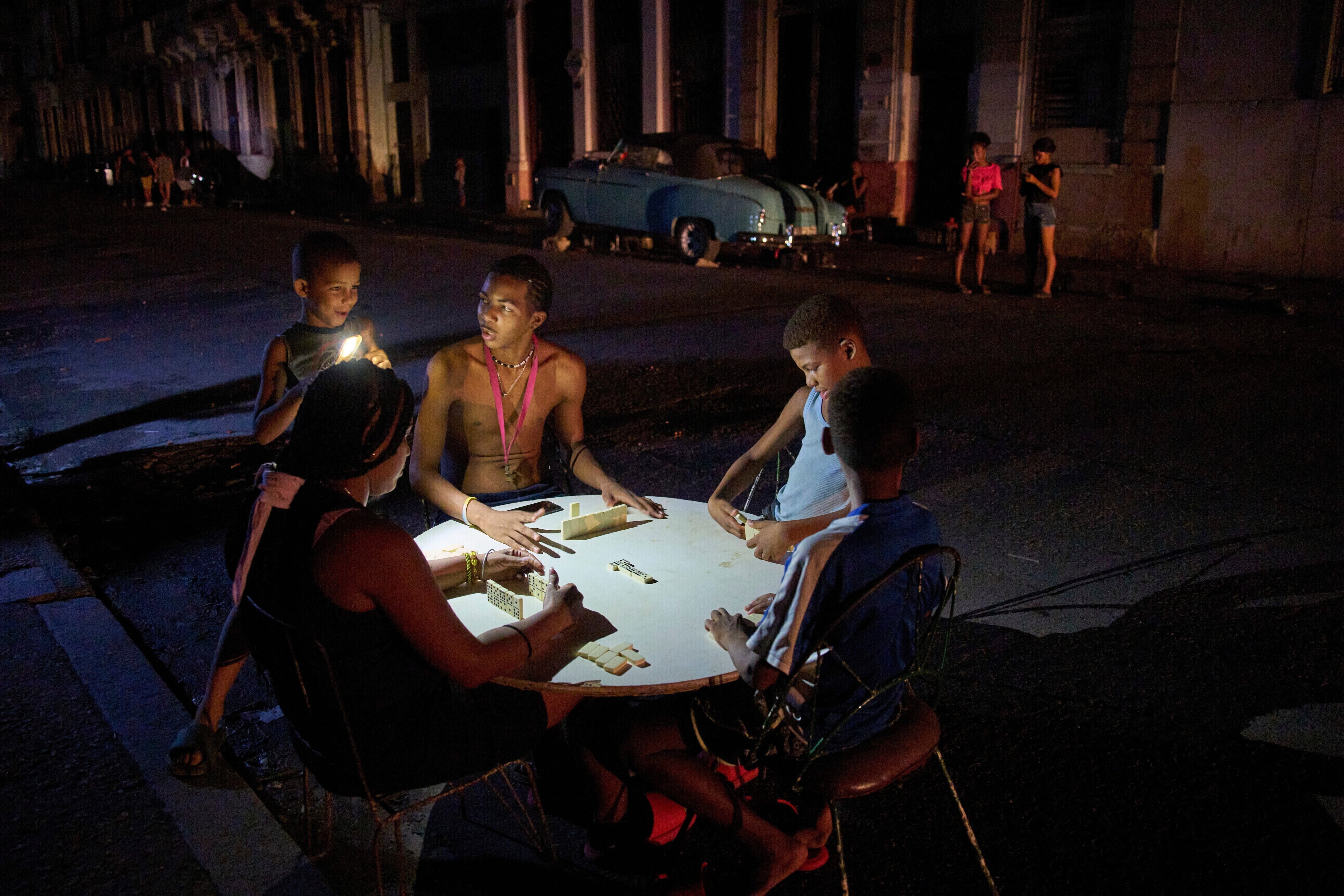 La gente juega al dominó en la calle durante un apagón en La Habana (AP Foto/Ramón Espinosa/Archivo)