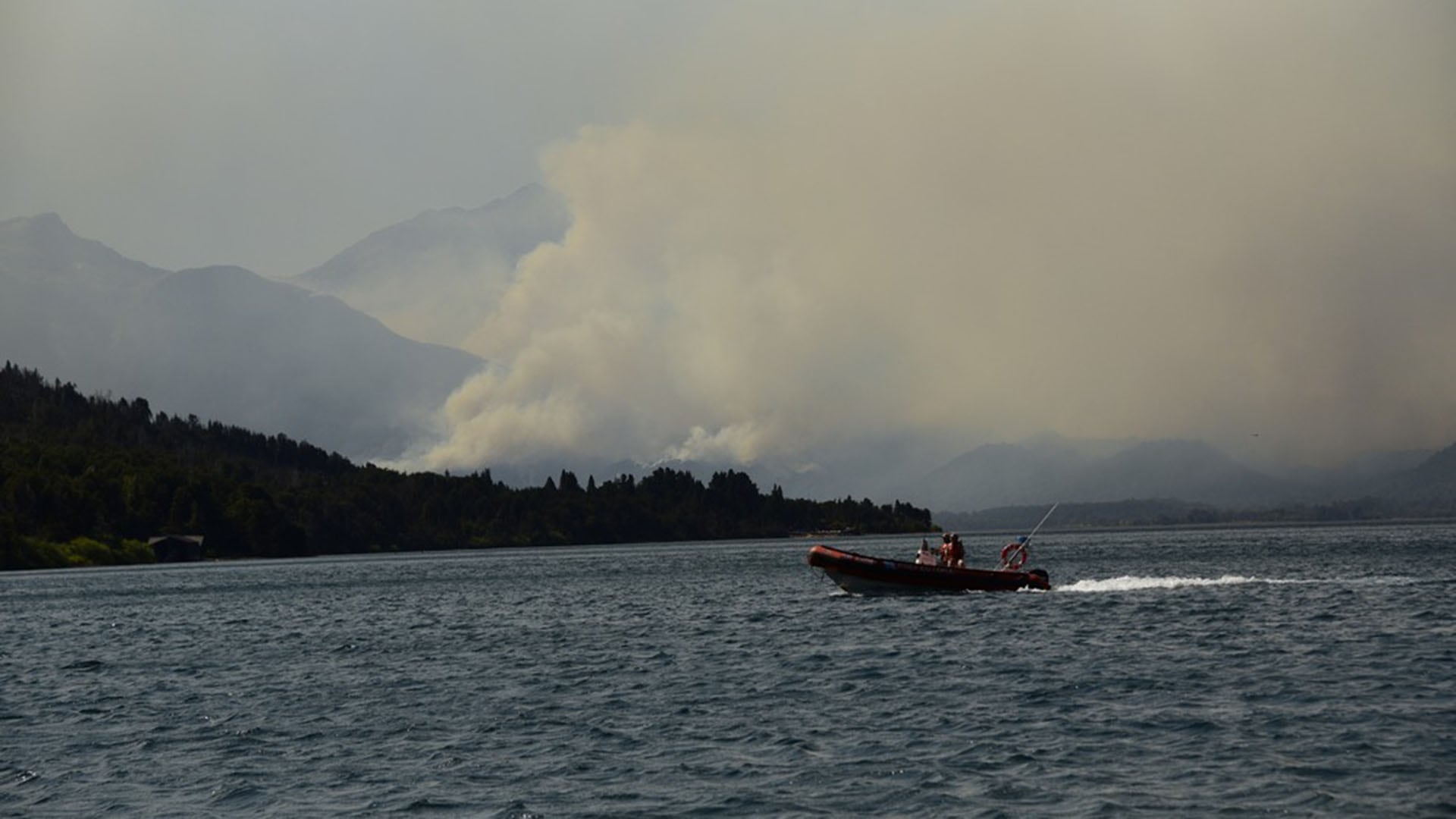 El humo de fondo, una postal que lamentablemente se volvió habitual en la Patagonia