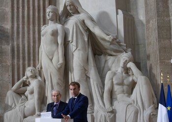 El presidente francés, Emmanuel Macron, junto al ex ministro de Justicia, Robert Badinter, autor de la ley que terminó con la pena de muerte en el país (EPA-EFE/Ian Langsdon/Pool via REUTERS)