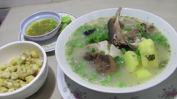 Caldo de cabeza de cordero: