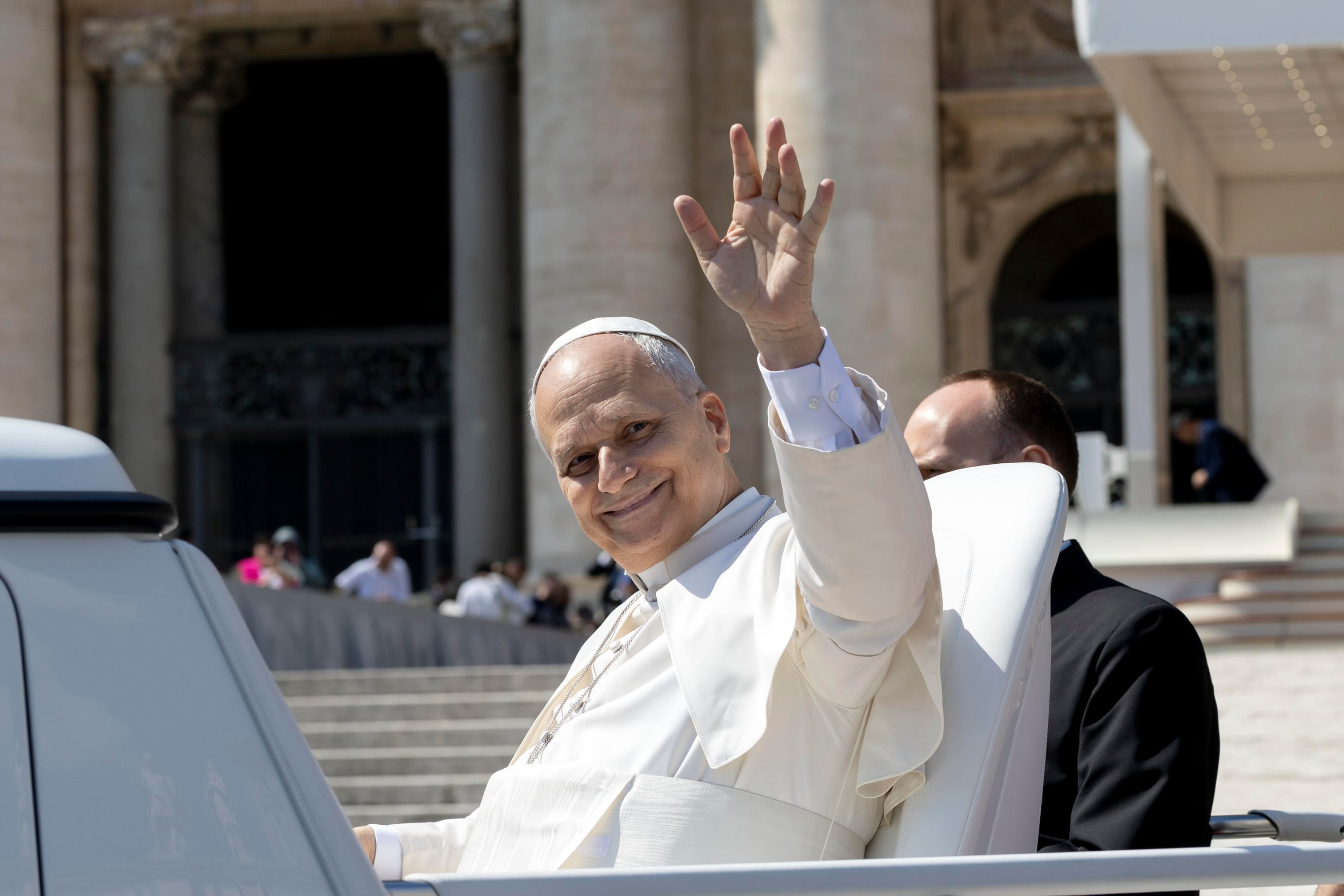 El papa León XIV saluda a la audiencia general en la Plaza de San Pedro del Vaticano (EFE/EPA/MASSIMO PERCOSSI)