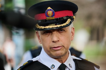 El subjefe de la Policía de Toronto, Frank Barredo, habla con los medios de comunicación tras efectuarse un disparo contra el Consulado de Estados Unidos en Toronto, el lunes 27 de julio de 2026 (Sammy Kogan/The Canadian Press vía AP)
