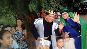 En plena entrega, con varios