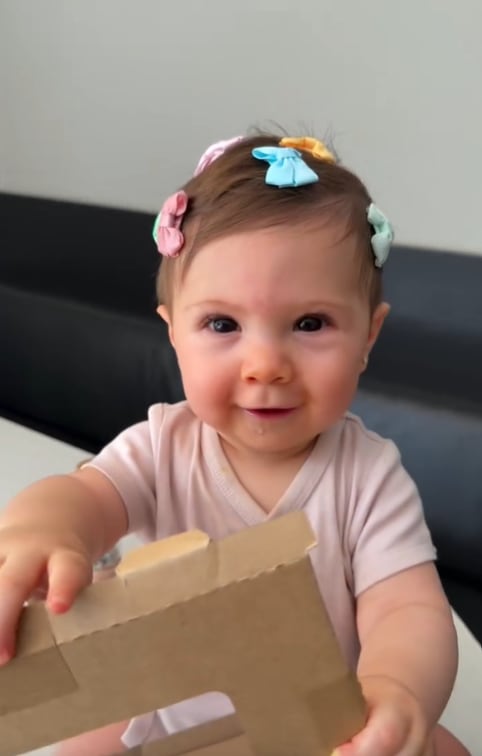 Para su día especial, la pequeña lució varios moños como parte de su peinado