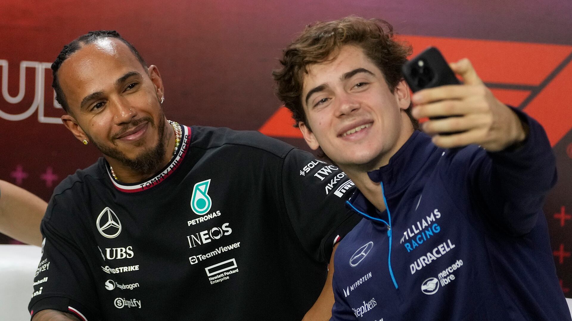 La selfie entre Colapinto y Hamilton en el GP de Brasil 2024 que se convirtió en sticker (AP Photo/Andre Penner)