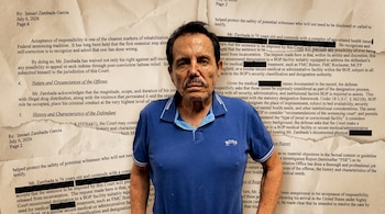 Retrato de un hombre de edad avanzada con bigote, vestido con una camisa polo azul con el logo BOSS. Detrás de él, varios documentos legales escritos.