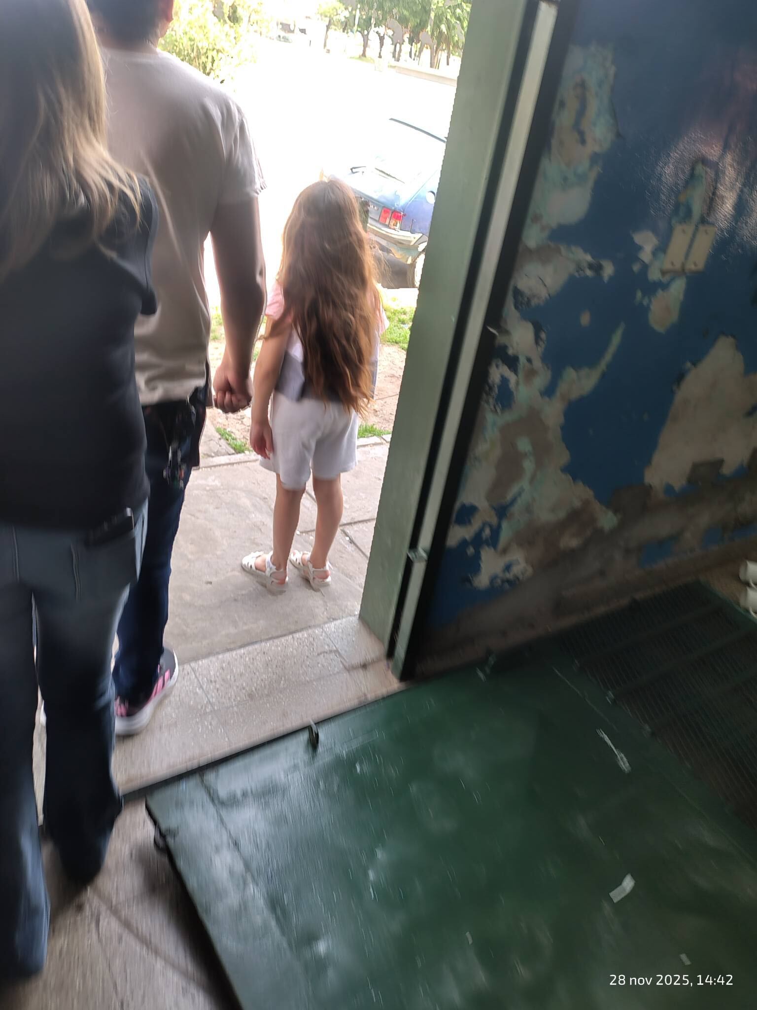 El caos generalizado continuó en la plaza ubicada frente al establecimiento.