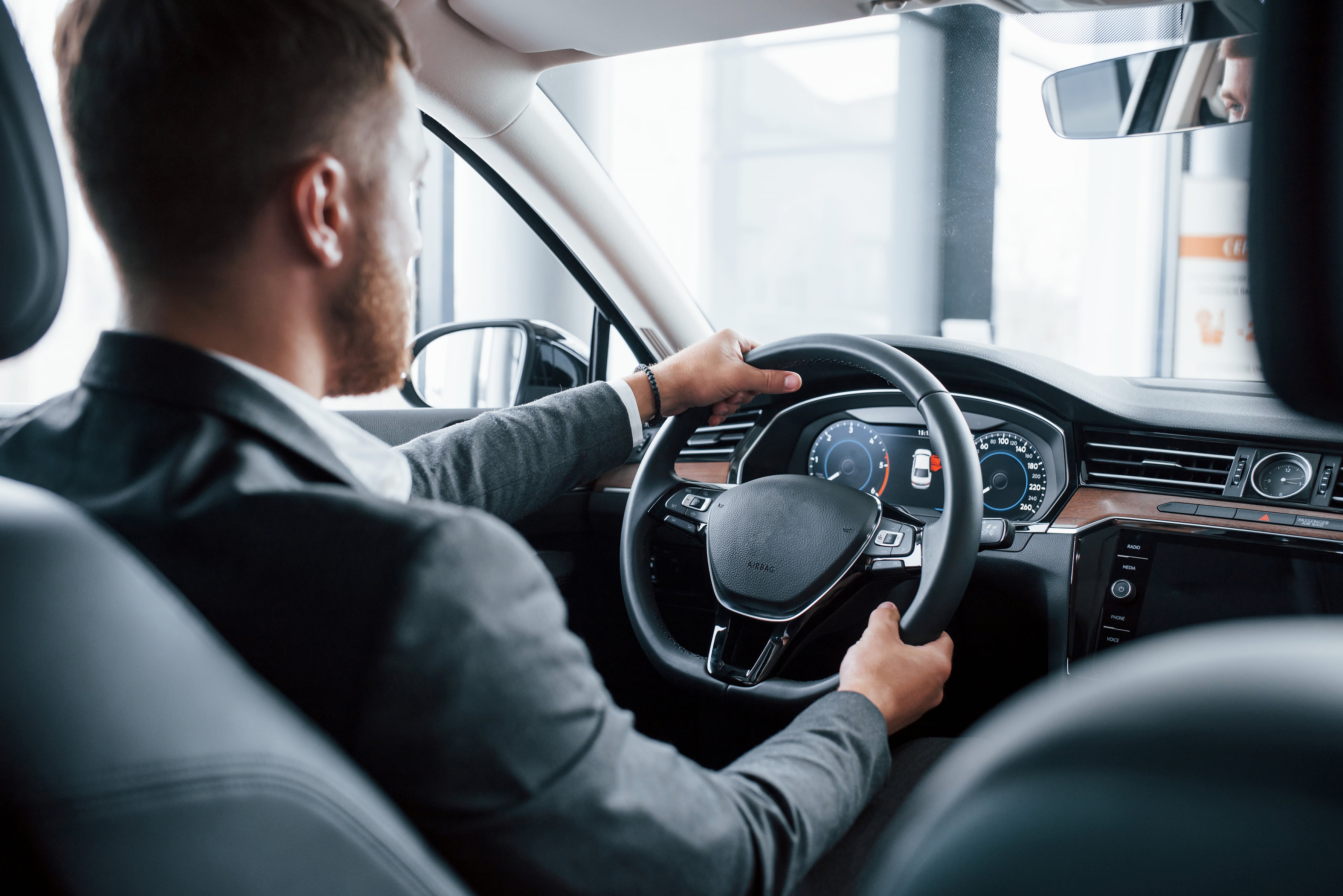 Imagen de un hombre conduciendo. (Freepik)