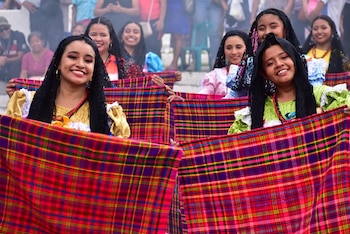 Jóvenes como Panchitas participan en los rituales ancestrales del festival.