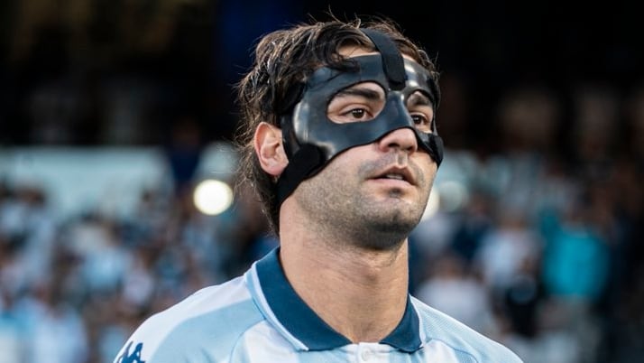 Sosa con la máscara que usó para volver a jugar antes del tiempo estipulado por los médicos