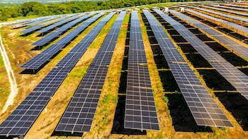La disposición incluye lineamientos de instalación, plazos de aprobación, supervisión y condiciones específicas para quienes buscan reducir costos energéticos y aprovechar el almacenamiento domiciliario de electricidad (Foto cortesía Gobierno de El Salvador)