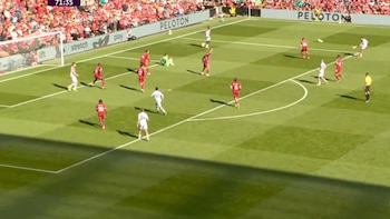 El arquero estaba lesionado en el piso y el rival pateó igual: el polémico gol del Crystal Palace contra el Liverpool