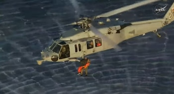 Vista de ceca del helicóptero a medida que rescataba a la tripulación