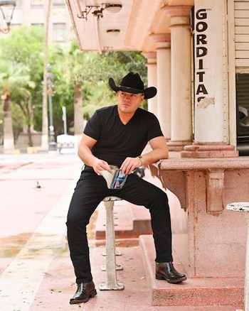 Él es Maurice Collier de