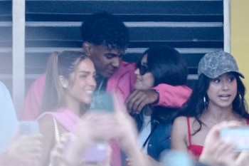 Lamine Yamal e sua namorada Inés García no show Bad Bunny em Barcelona (EFE)