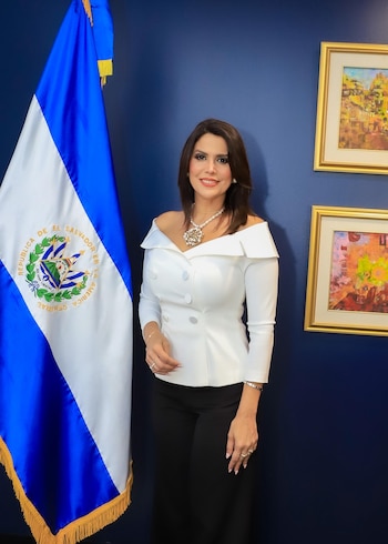 La funcionaria promueve la conciliación entre el trabajo diplomático y el rol maternal./ (Cortesía)