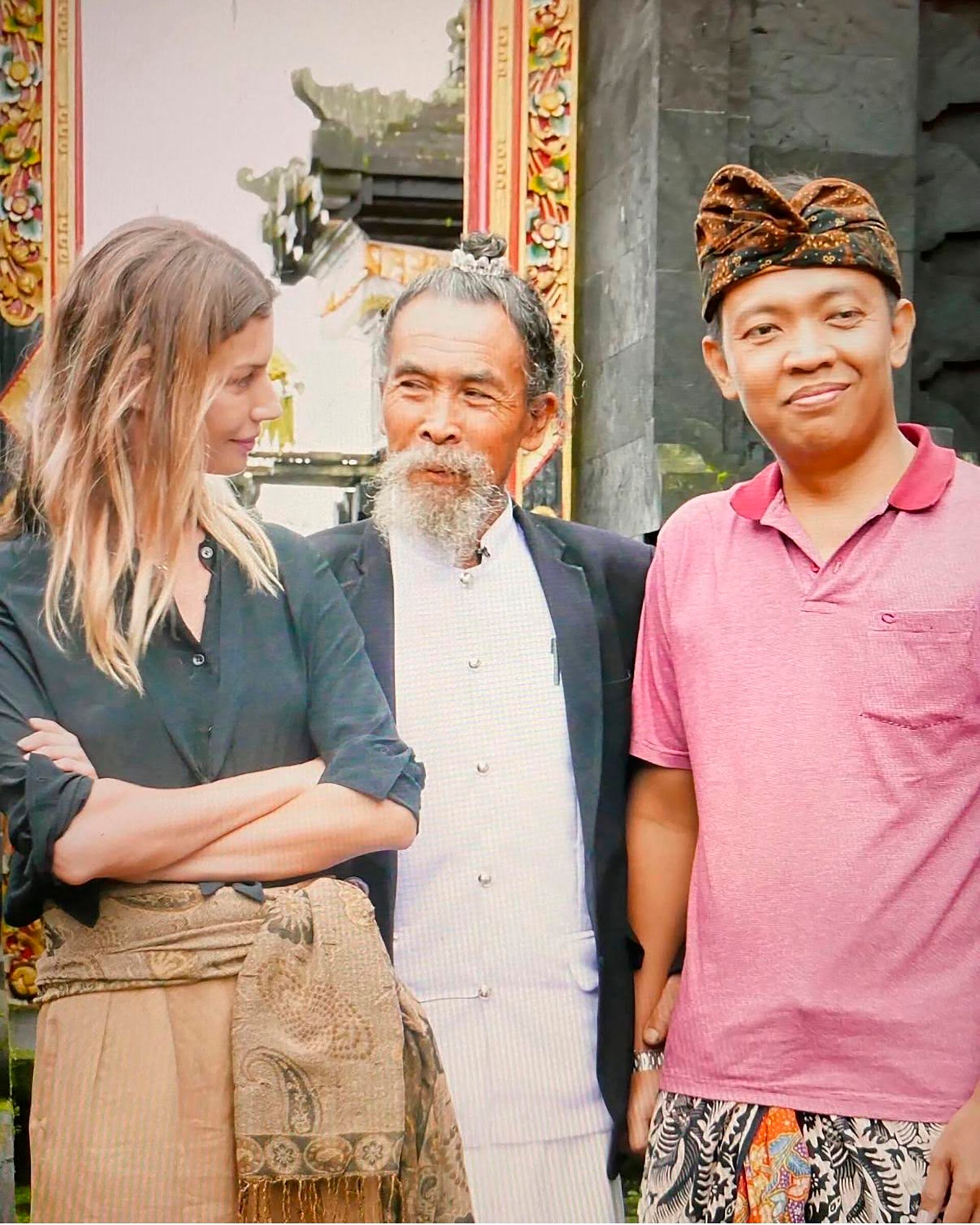 Chloe Bello en Bali (Indonesia) en reunión con uno de los gurús más importantes de la región en el contexto de su documental sobre maltrato animal