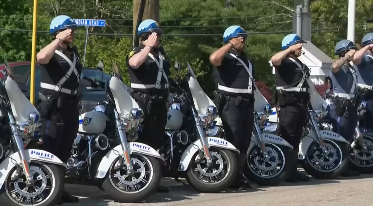 Agentes locales escoltaron el cortejo y participaron en el tributo, garantizando el respeto durante el recorrido (@7NEWS Boston)