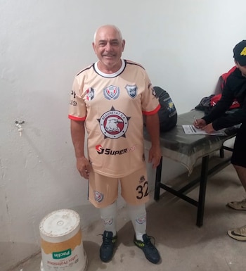 Guillermo Carrera aún sigue apasionado por el fútbol y lo practica en su pueblo
