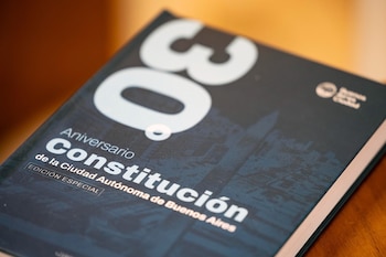 Al finalizar el acto, los asistentes recibieron ediciones especiales de la Constitución de la Ciudad Autónoma de Buenos Aires con motivo de los 30 años de su sanción