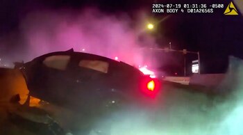 Policía rescata hombre de Tesla en llamas