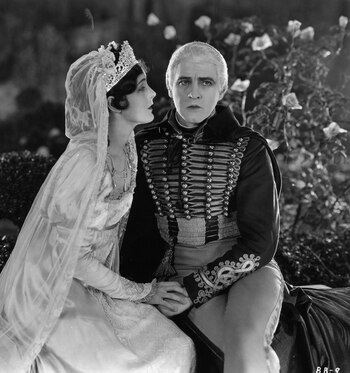 Mary Astor junto a John