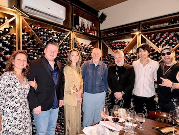 John Malkovich rodeado por el