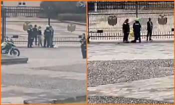 Dos policías próximos al retiro se esposaron frente a la Casa de Nariño para denunciar presunta corrupción en la Policía Nacional - crédito X