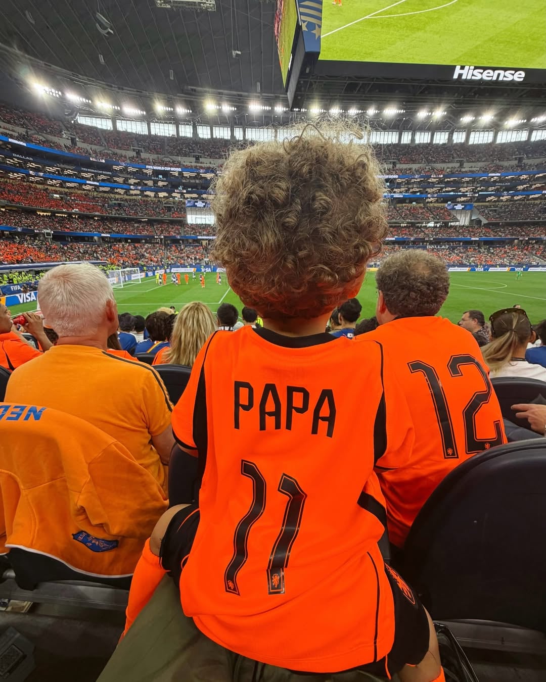 La esposa de Gakpo estuvo presente en la tribuna, junto a su hijo, en el partido entre Países Bajos y Japón (@noavdbij)
