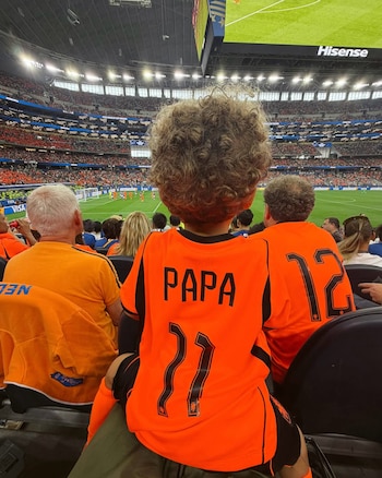La esposa de Gakpo estuvo presente en la tribuna, junto a su hijo, en el partido entre Países Bajos y Japón (@noavdbij)