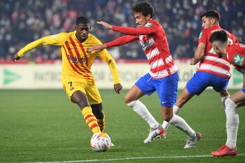 El delantero francés del FC Barcelona, Ousmane Dembélé (i) pelea un balón con varios rivales del Granada, durante el partido de LaLiga entre el Granada y el Barcelona, en el Nuevo Los Cármenes. EFE/ Miguel Angel Molina
