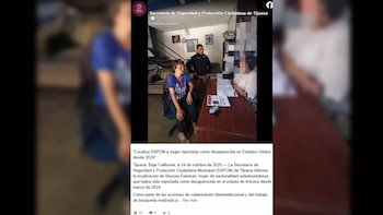 Captura de una publicación digital con una mujer sentada en una oficina junto a un policía y un escritorio con documentos