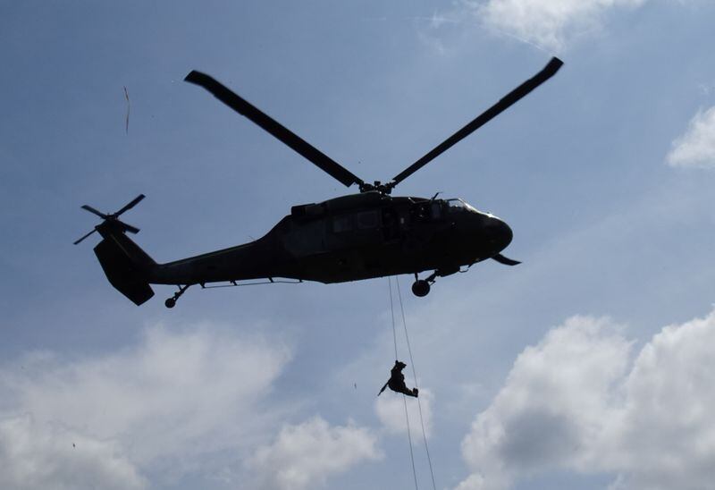 La tormenta eléctrica provocó daños críticos en el rotor de cola del helicóptero EJC-2180, afectando las operaciones militares y de logística en la región - crédito Reuters
