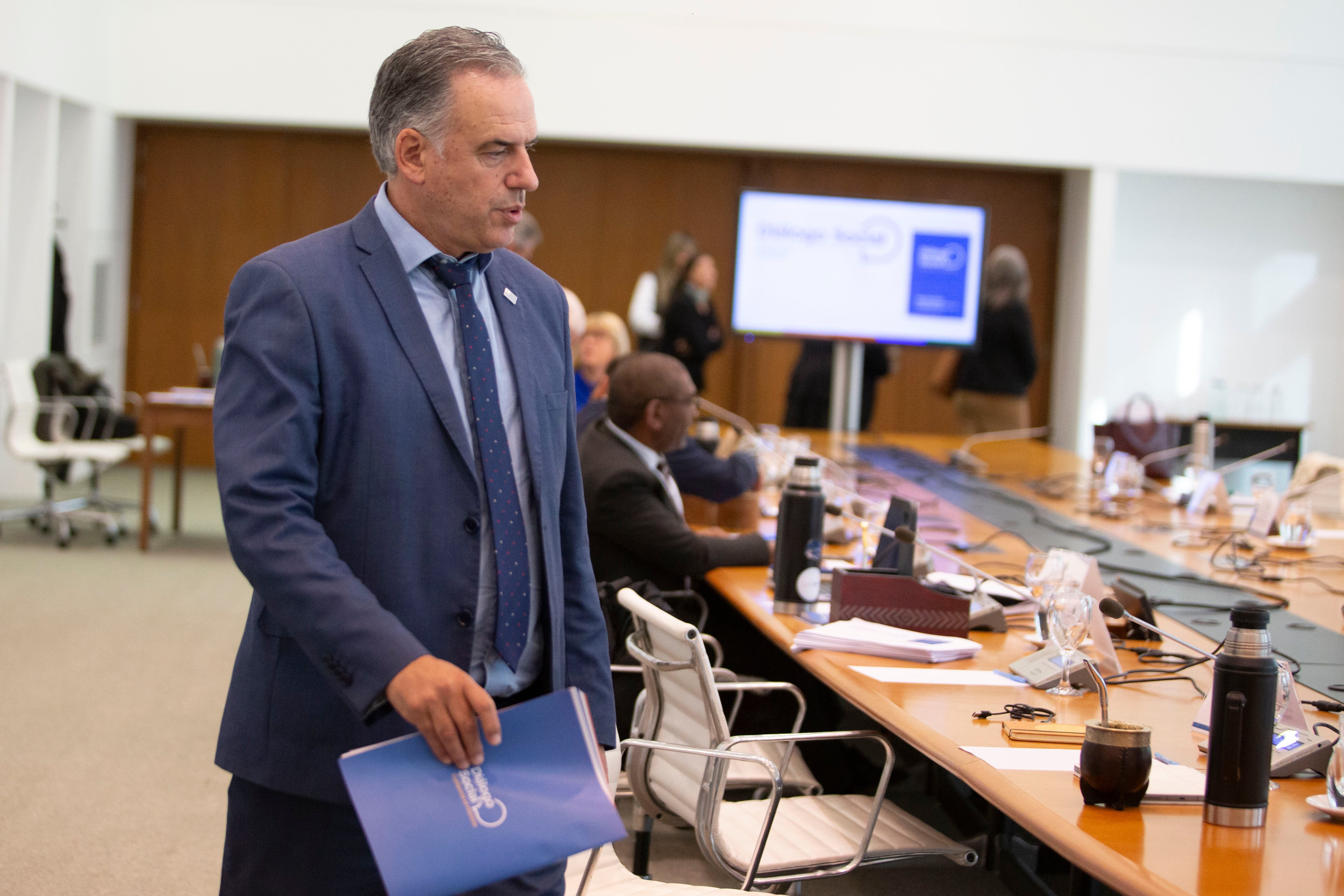 El presidente de Uruguay, Yamandú Orsi, con el libro con recomendaciones del Diálogo Social, para reformar el sistema previsional (Presidencia)
