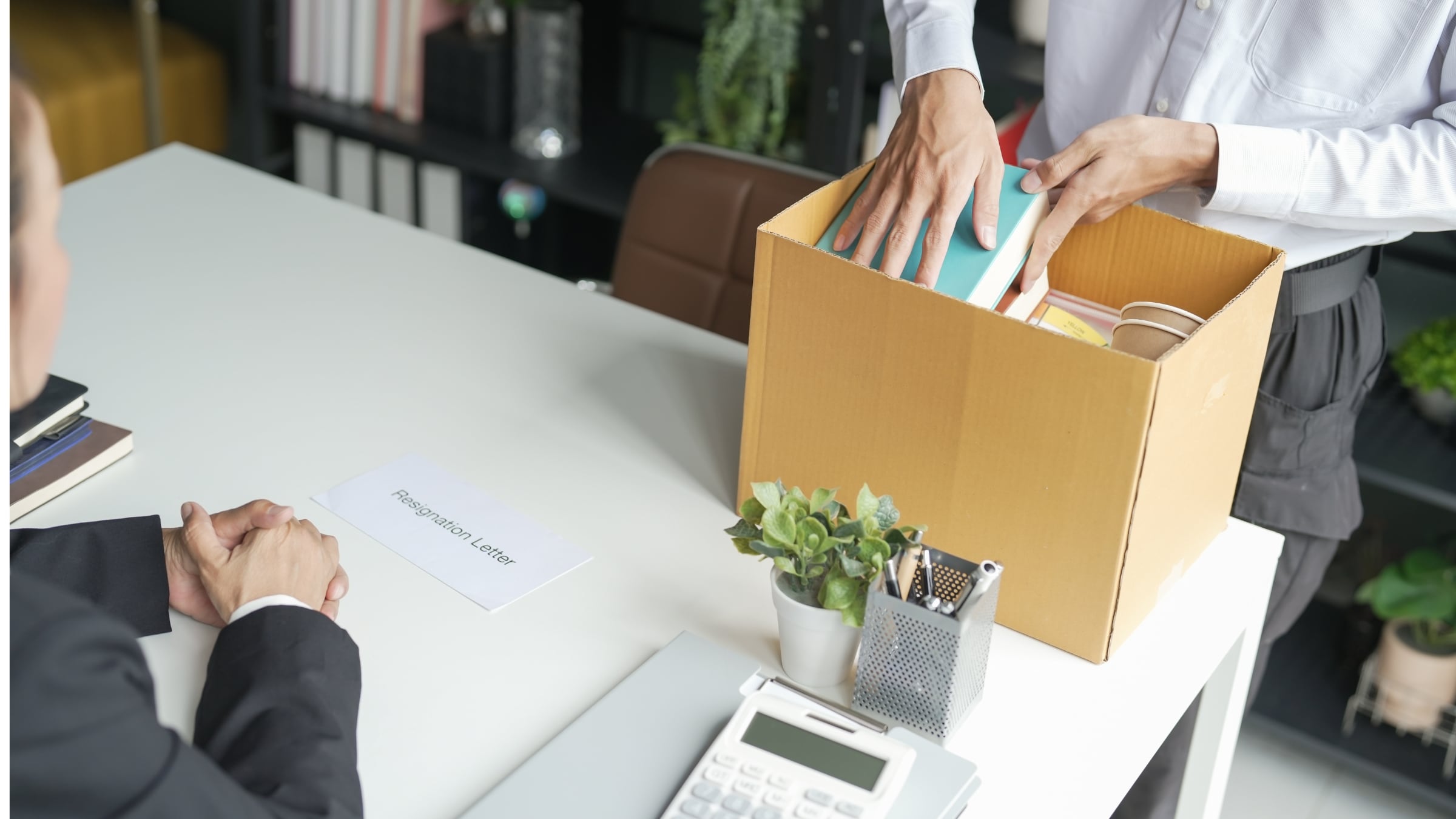 “O te marchas voluntariamente o te despiden, y en ese caso sí tendrías derecho a paro”, subraya Sebastián Ramírez (Canva)